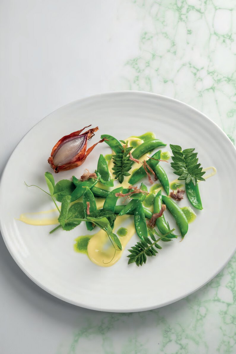 De notre jardin, les pois tout en texture relevés d’un lassi au gaillet, pastre de pays & valériane grecque