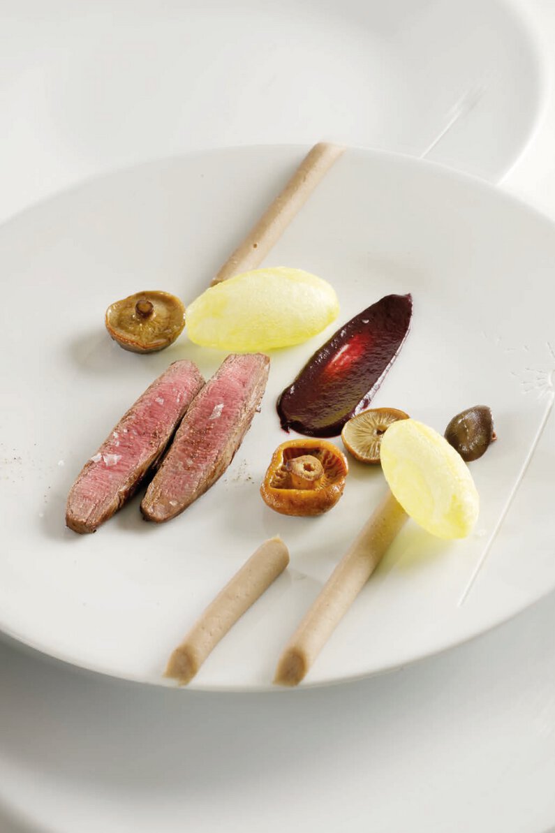 Dos de chevreuil, purée de racines à la réglisse et pommes soufflées cumin cannelle