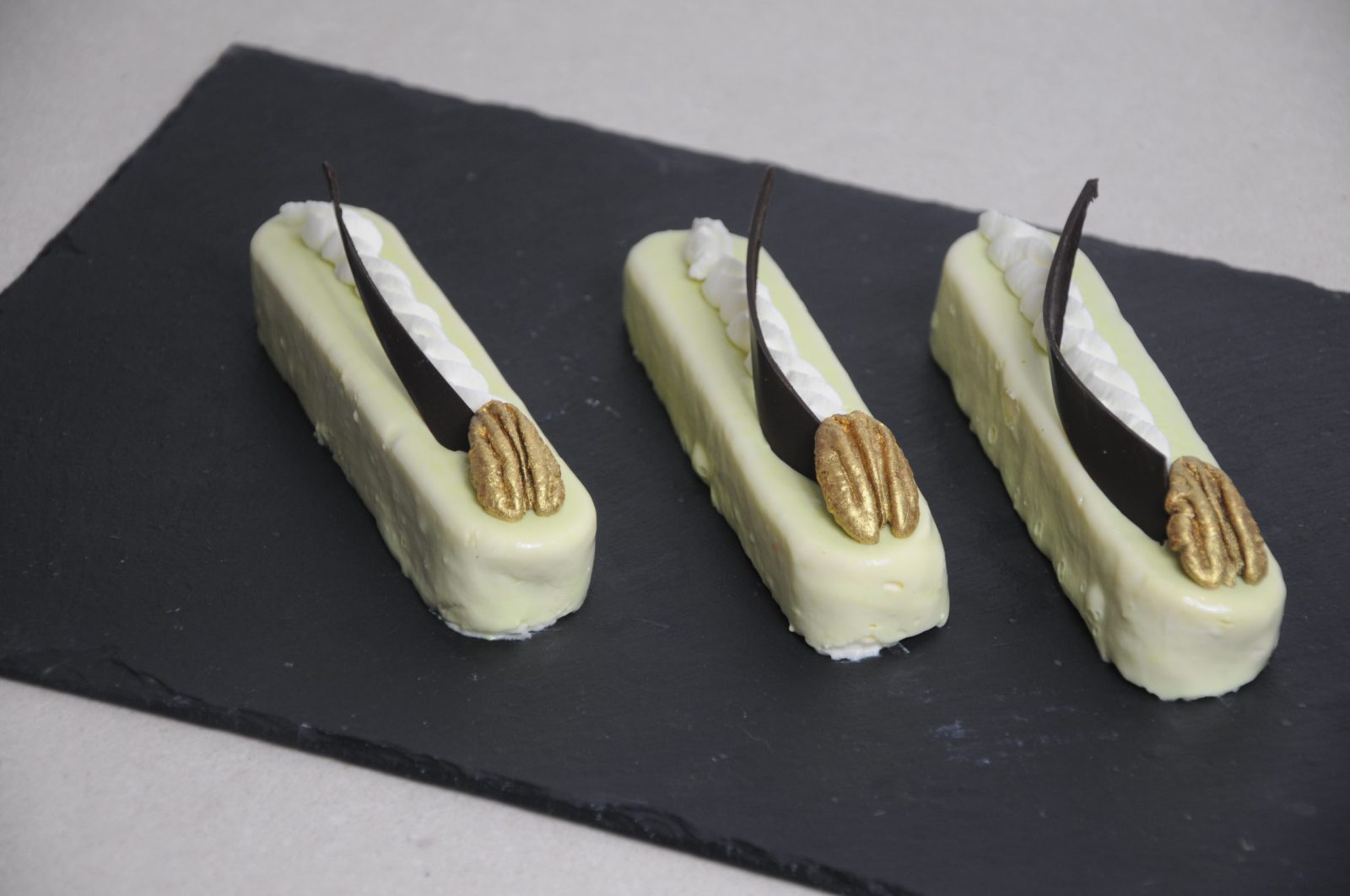 Entremets miel, noix et gelée cassis