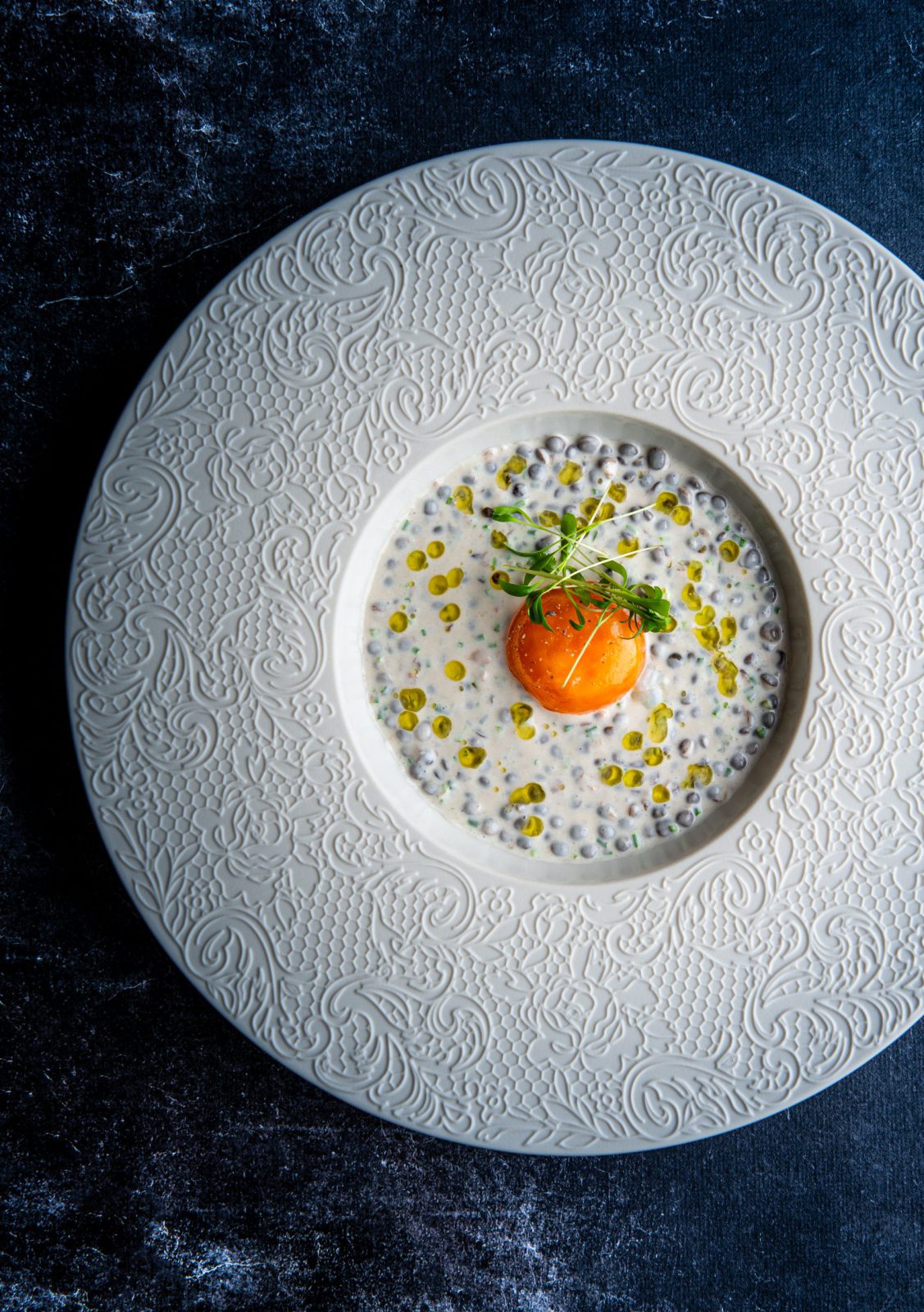 Oeuf parfait fumé aux lentilles du puy, lard et ouefs de poisson