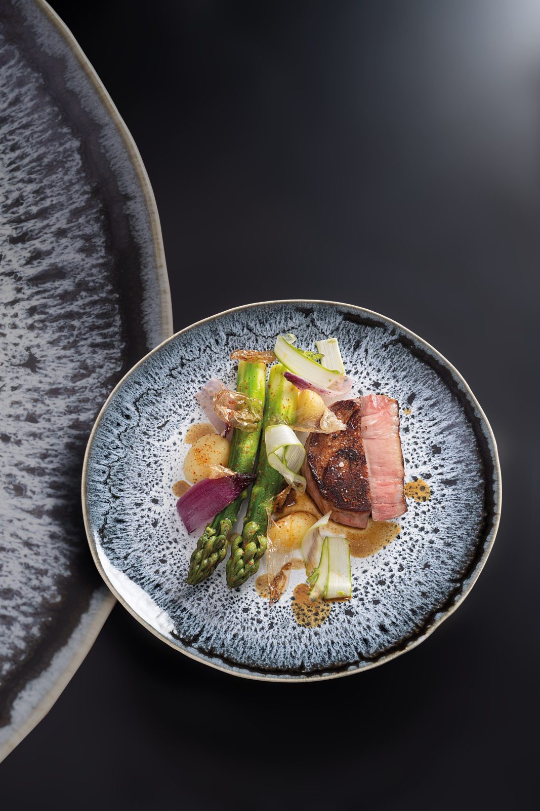 Échine de porc kintoa, asperges vertes, oignons violets, grenailles