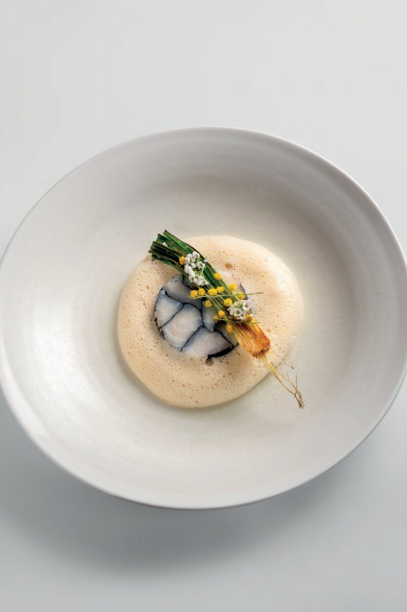 Esturgeon maturé et marbré au caviar déshydraté, bouillon dashi battu au beurre frais, oignons nouveaux des jardins de chantérac grillés