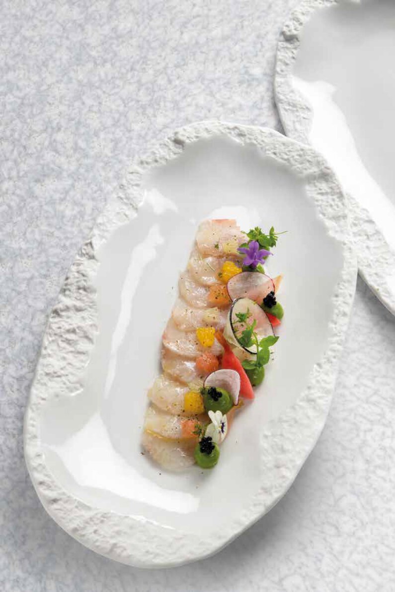 Feuille à feuille de daurade, texture de radis, crème de laitue
