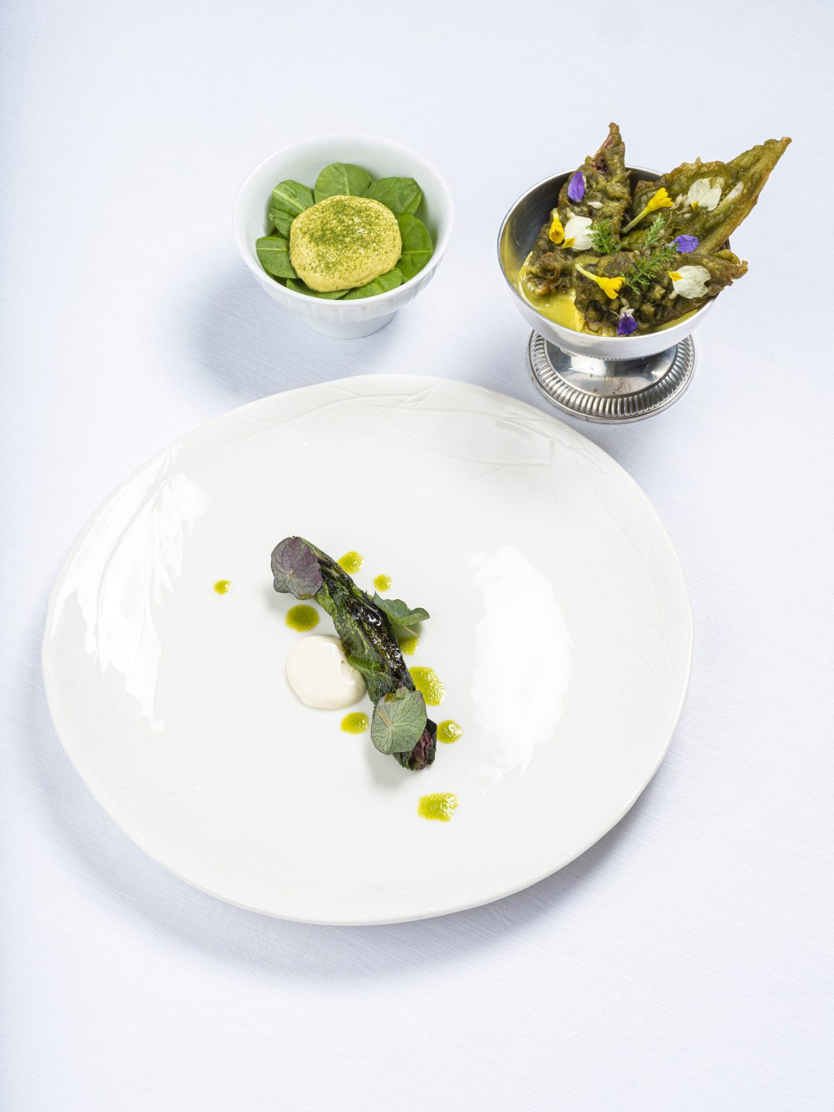 Feuille à feuille de salades, royale végétale, sabayon au beurre noisette, feuilles croustillantes