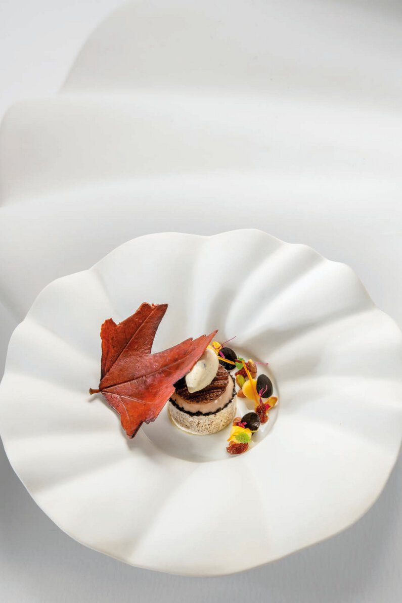 Feuille d’automne, meringue à la truffe noire et aux marrons, condiments acidulés du verger (nouvelle recette 2023)