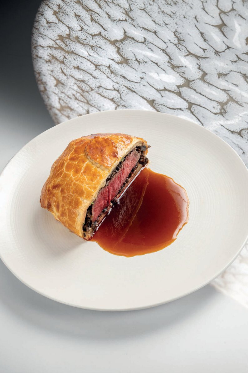 Filet de boeuf wellington en croûte, jus de boeuf corsé