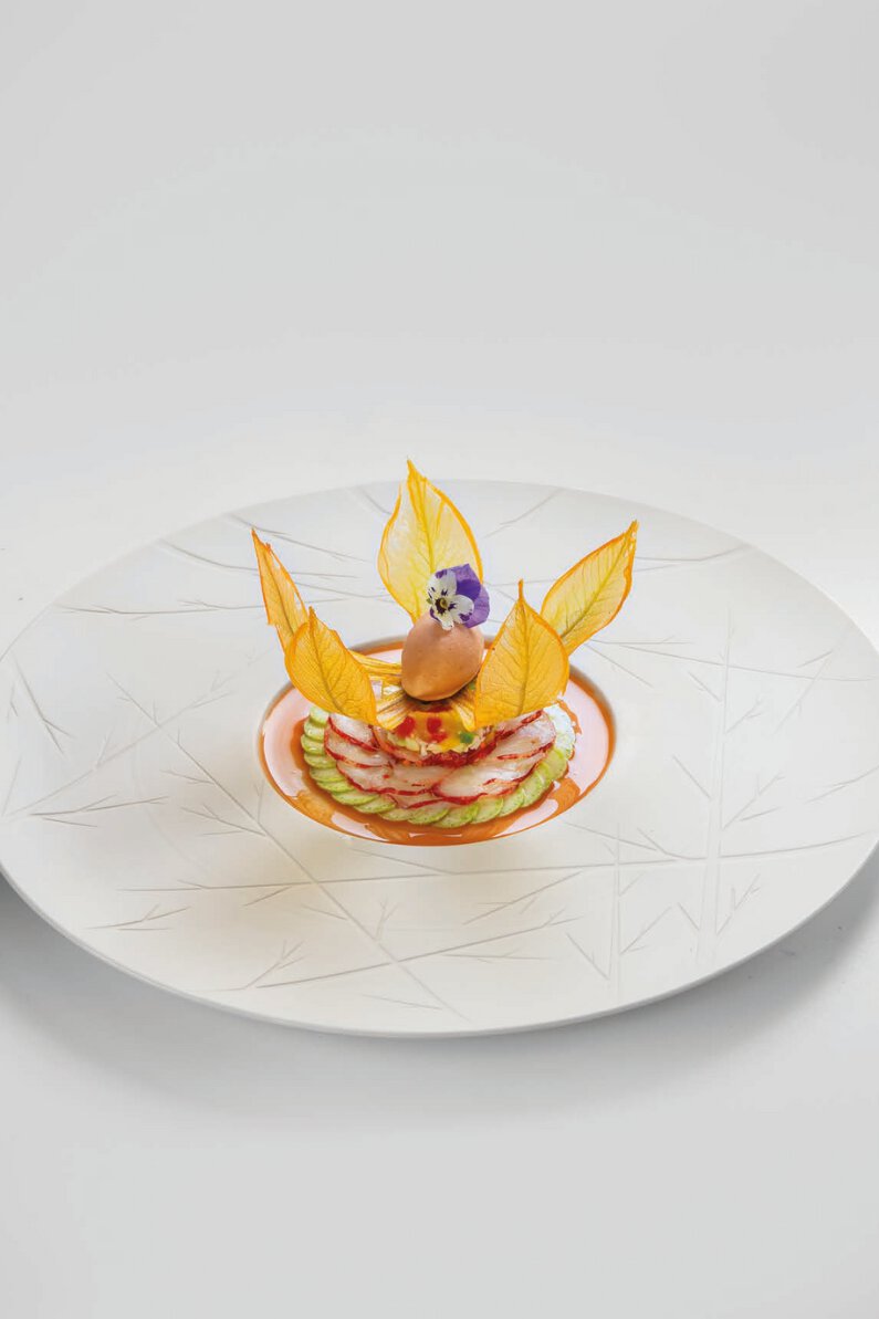 « le poupeton » en hommage à roger vergé, fleur de courgette cristal, farcie d’un sorbet homard, marinade mangue agrumes