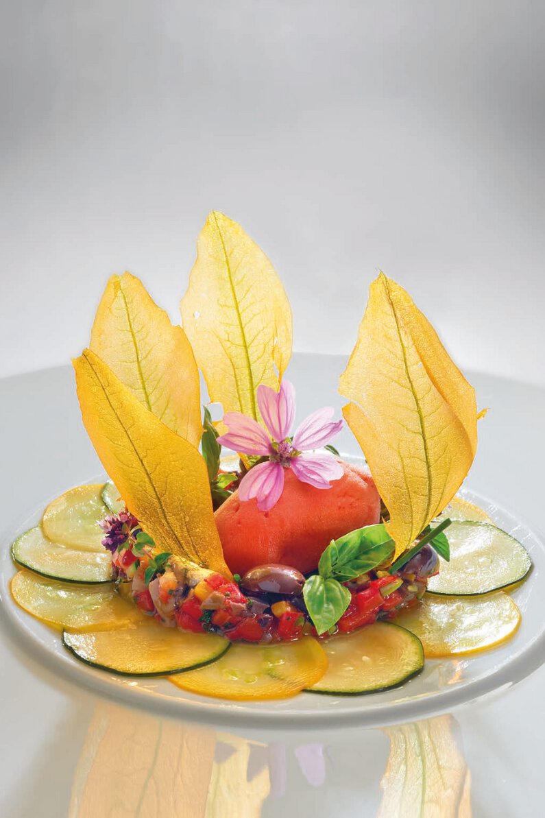 En hommage à roger vergé, « le poupeton », fleur de courgette cristal farcie d’un sorbet poivron, marinade catalane aux anchois de l’escala et huile d’olives maturées