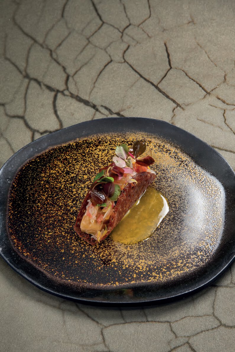 Foie gras de canard des landes grillé aux sarments, caviar d’agrumes et crème de racines