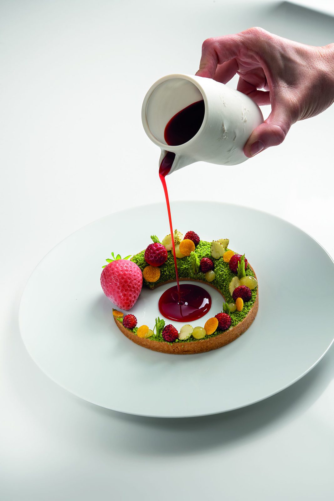 La fraise gariguette et le bourgeon de sapin dans l’esprit d’une tarte aux fraises
