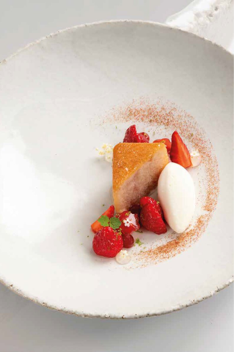 Fraises de cédric meurillon, biscuit d’un baba, crème glacée au sureau