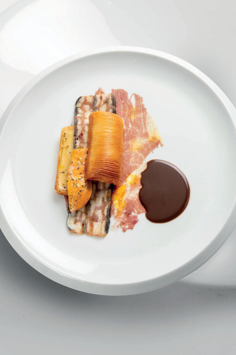 Friand moderne d’anguilles, sauce matelote, fine tranche de boeuf maturé fumé de galice