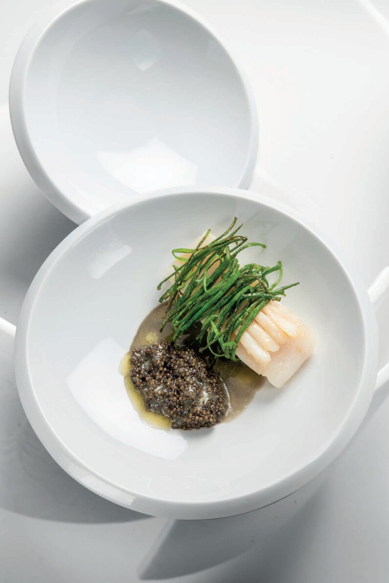Grande sauce d’aquitaine au caviar d’osciètre pour un turbot de nos côtes cuit à la nacre, fins haricots un peu grillés