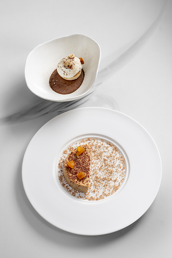 Guimauve aux gros paris assaisonnée de chocolat et fleur de sel, touches abricotées, légère meringue à la noisette et glace à l’extraction champignon