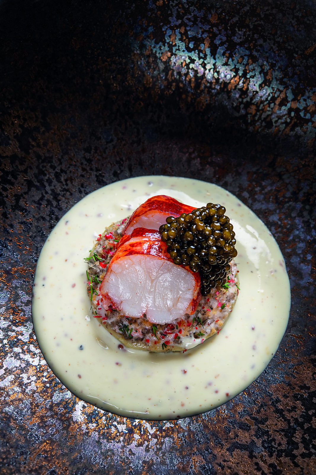 Homard bleu, artichaut fondant, caviar kristal et sauce mousseline