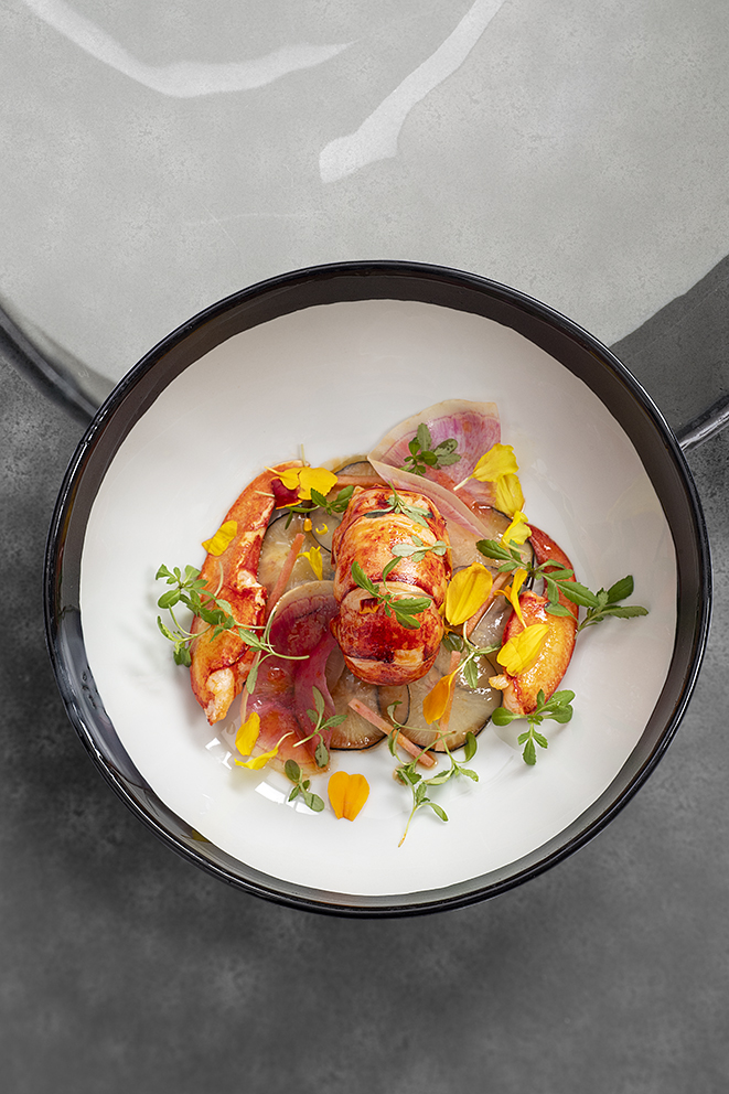 Homard bleu laqué au cidre de glace, radis noir, pomme verte et huile de noisettes