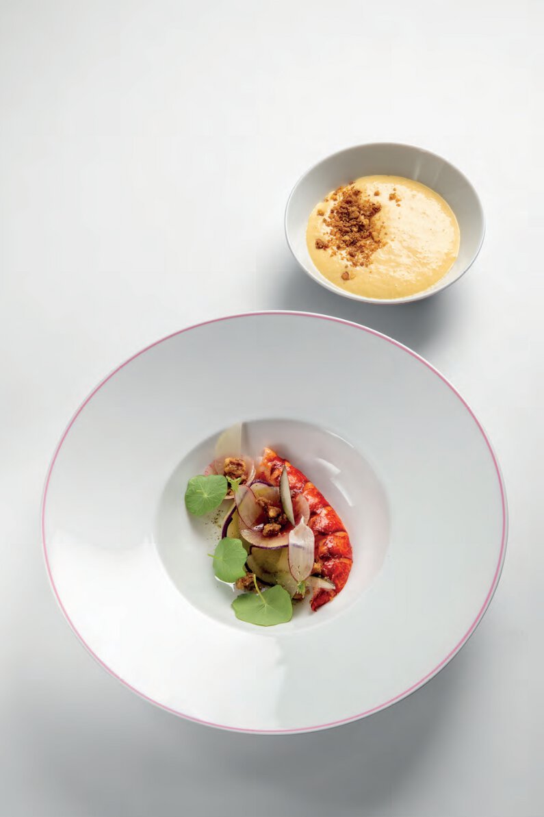 Homard breton flambé au whisky, croustillant de noix, crudo de radis et sabayon beurre noisette