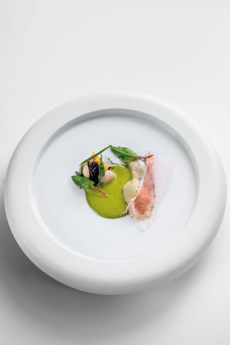 Huître de pleine mer de jc giol à peine pochée aux algues, réduction matcha plancton, joue de cochon gascon