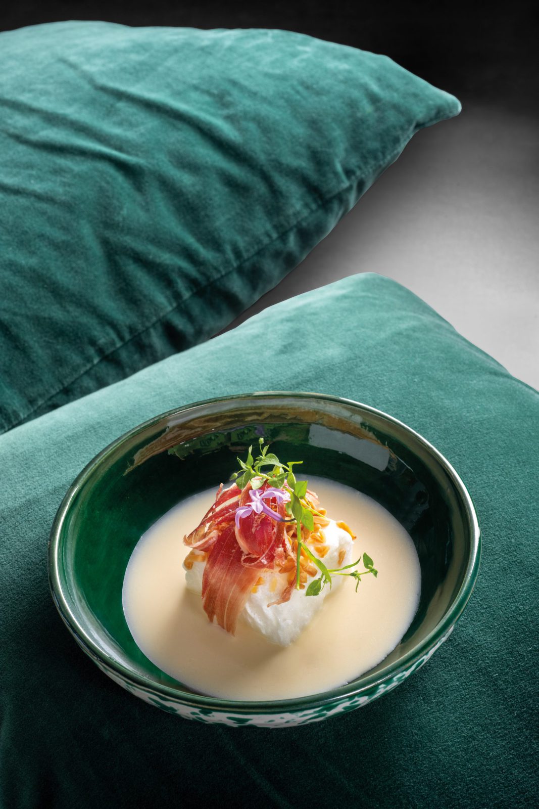 Île flottante, noisettes, lait d’ail doux