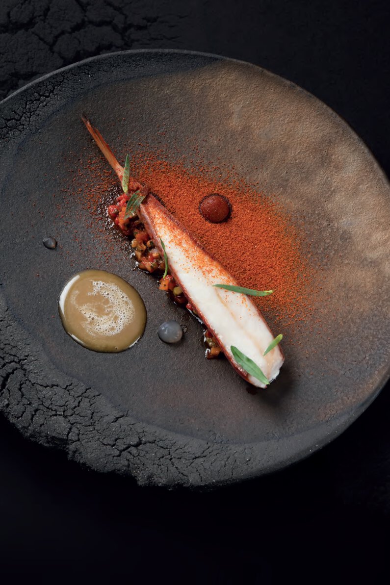 Le rouget de roche moelleux, condiment poivron rouge estragon, suc d’arêtes au lait de thym grillé