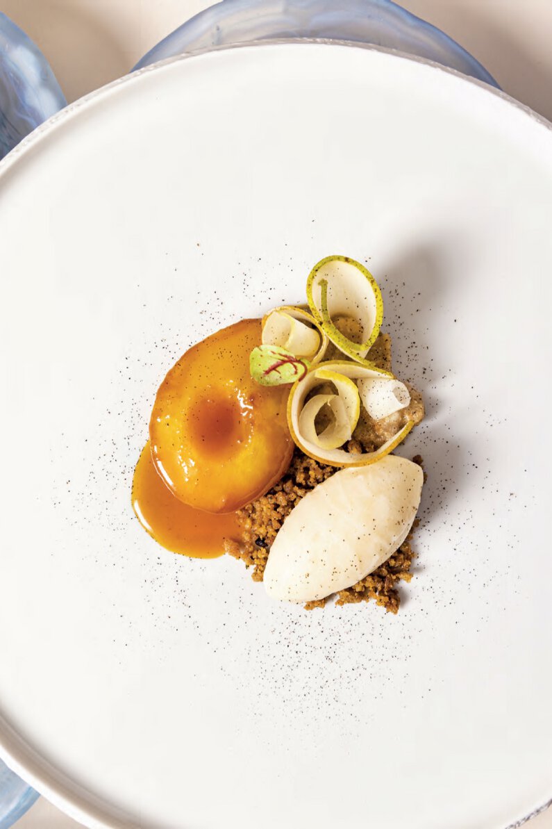 Poire williams rôtie au miel, condiment poire oseille, sablé au poivre maceron