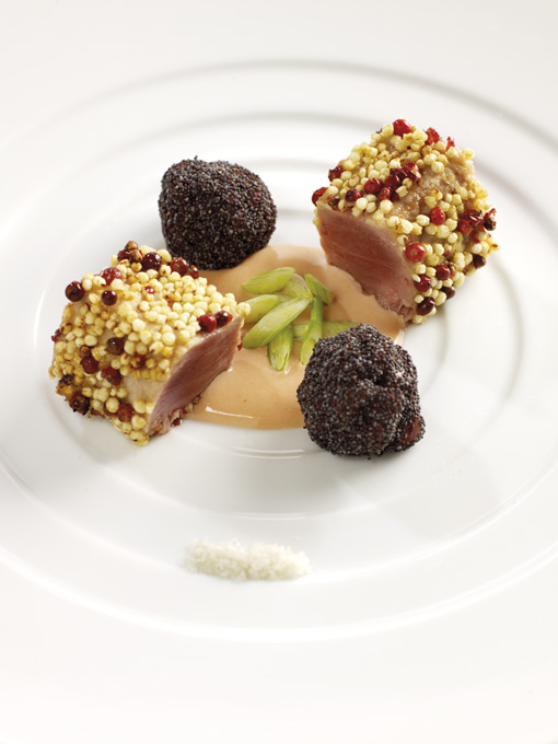 Thon rouge en croûte de quinoa soufflé et bonbons au pavot avec une mayonnaise à la tomate légèrement épicée