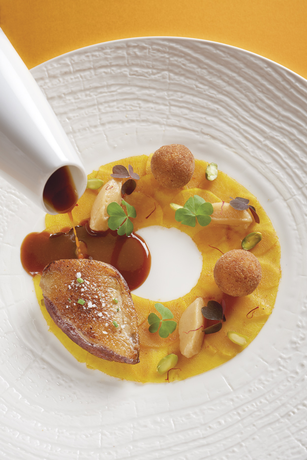 Suprême de pigeon du Mont Royal rôti, navets marinés « safran/cardamome », éclats de pistache