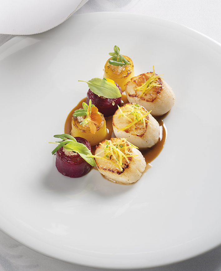 Noix de Saint-Jacques poêlées au beurre, betterave relevée au poivre de Séchouan vert et citron caviar, jus de barbes