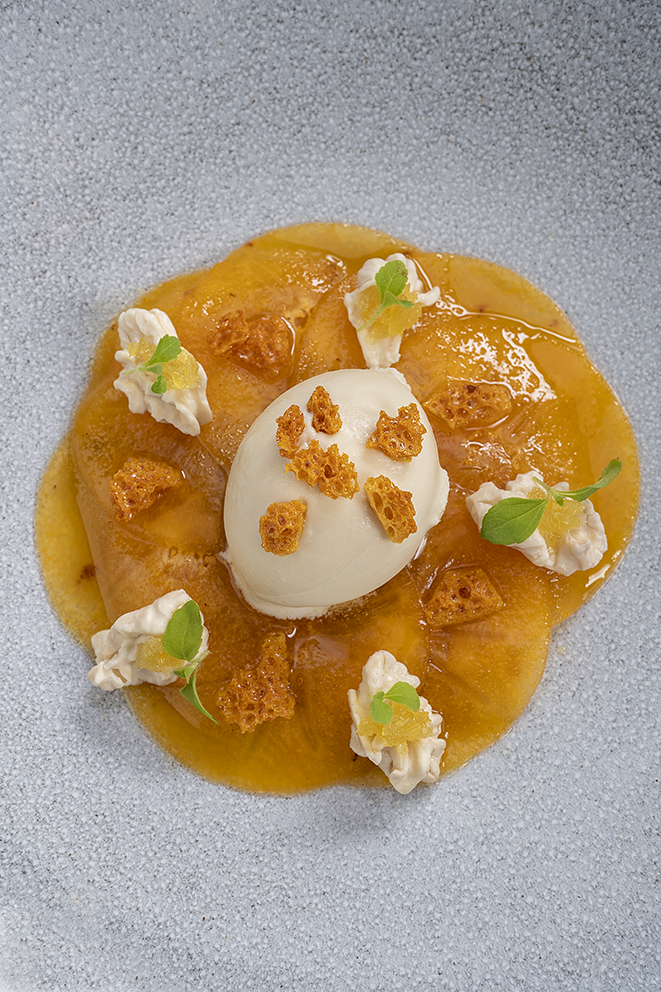 Kaki et poire aux fruits de la passion, gingembre confit et miel soufflé, glace aux noix fraîches
