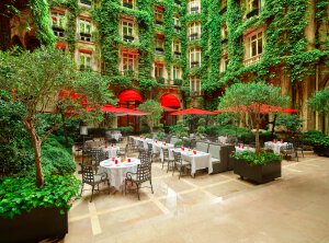 Cinéma gastronomique en plein air au Plaza Athénée