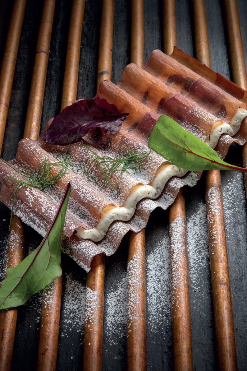 La gaufrette de betterave chioggia croustillante garnie d’une crème légère à la cardamome