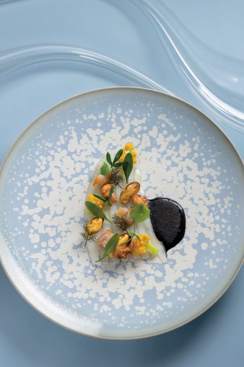 La morgate, crémeux de chou-fleur au curry, coquillages, jus d’encre