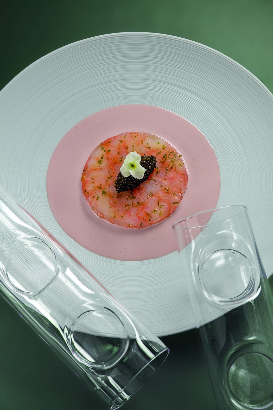 Découpe de langoustines, caviar osciètre, crème acidulée au vinaigre de framboise