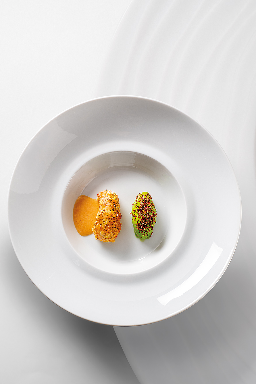 Quenelle à la livèche au corail, langoustine au naturel parfumée au curry et citron d’iran