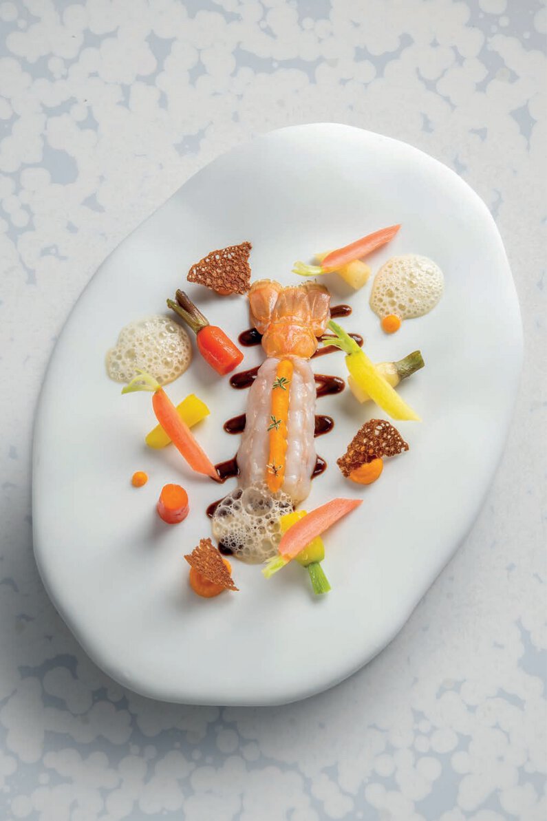 Langoustine juste saisie, racines de mallemort parfumées au thym, réduction de jus des têtes