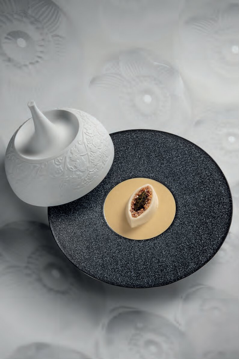 La signature, moelleux de chou-fleur, caviar osciètre et sauce vodka béluga