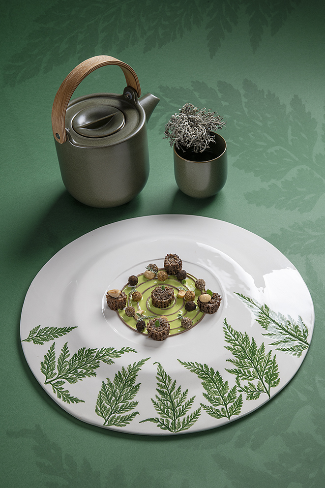 L’ÉCHO DES MASSIFS FORESTIERS DE MA RÉGION, Notes de humus, terre rouge, lichen, champignon, herbe, musc, saveurs acidulées, fermentées, délicatement sucrées, texture moelleuse et légèrement ferme