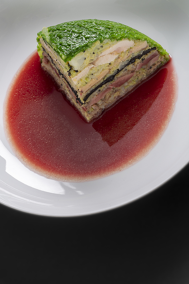Chou farci de gibier, pigeon et foie gras, bouillon de betterave