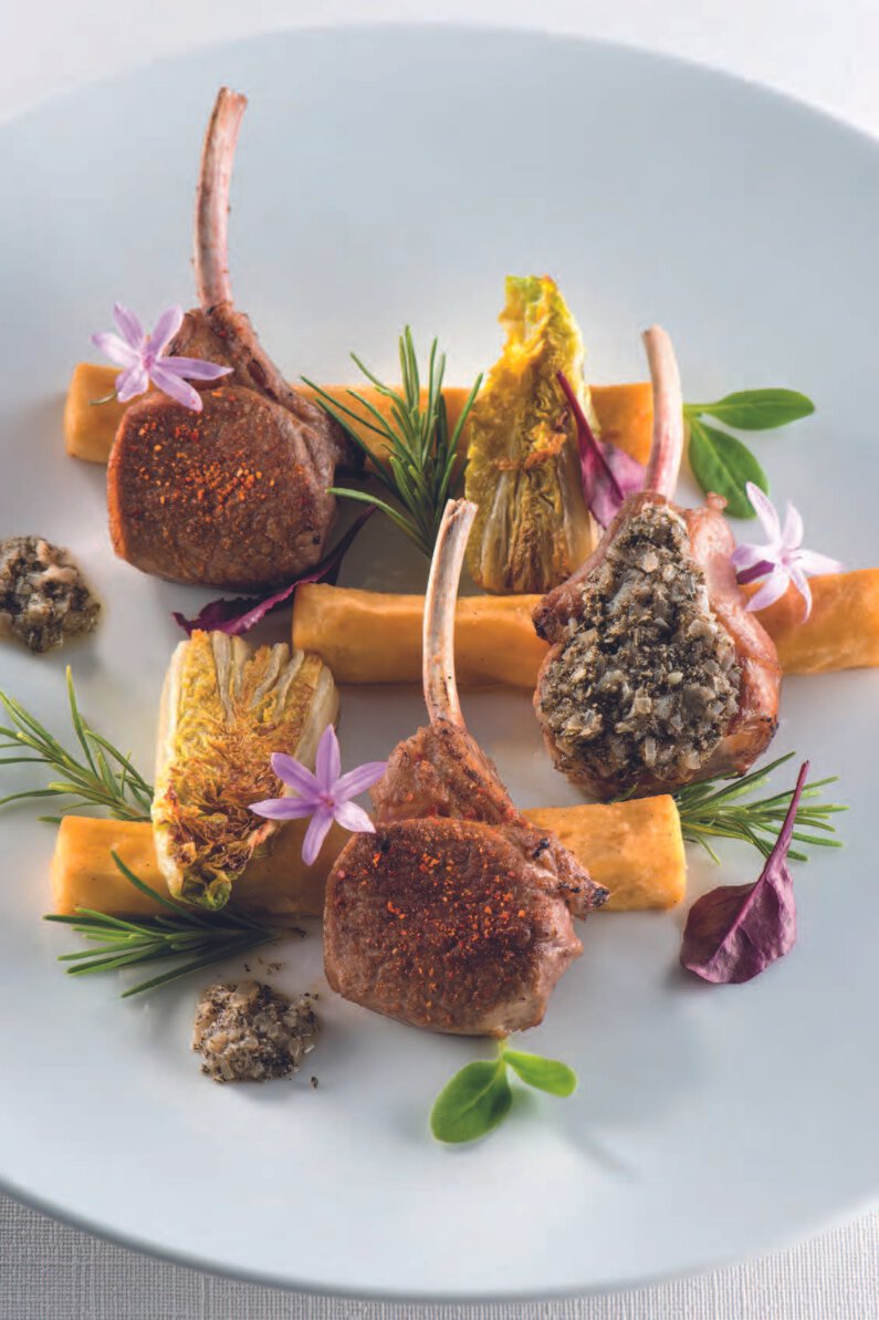Les côtelettes d’agneau des alpes-de-haute-provence, condiment d’échalote et romarin, panisses croustillantes et coeur de sucrine croquante