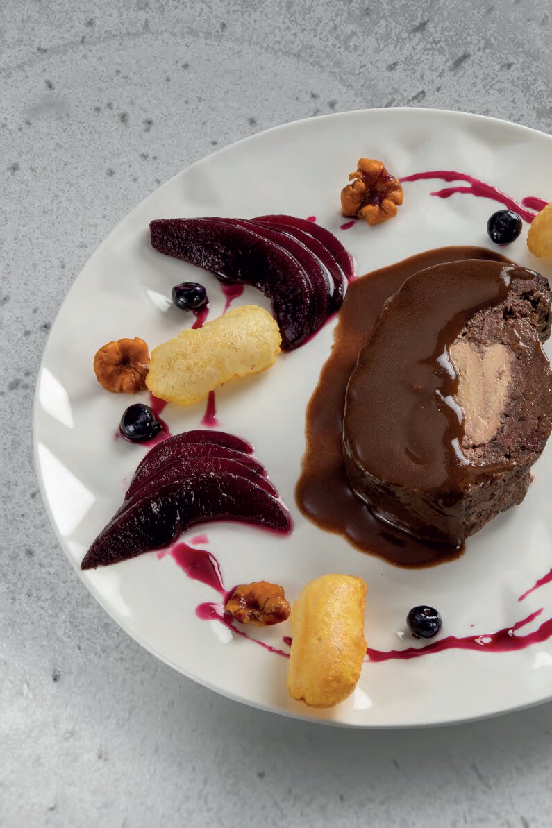 Lièvre à la royale, poires au vin épicé, myrtilles