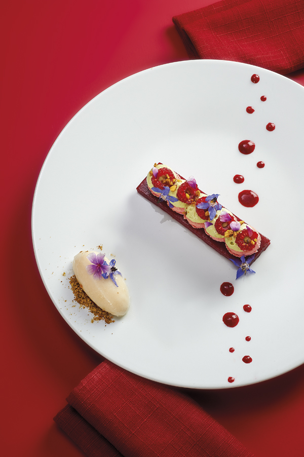 Ménage à trois : framboise, pistache, litchi et macaron pour la coquetterie