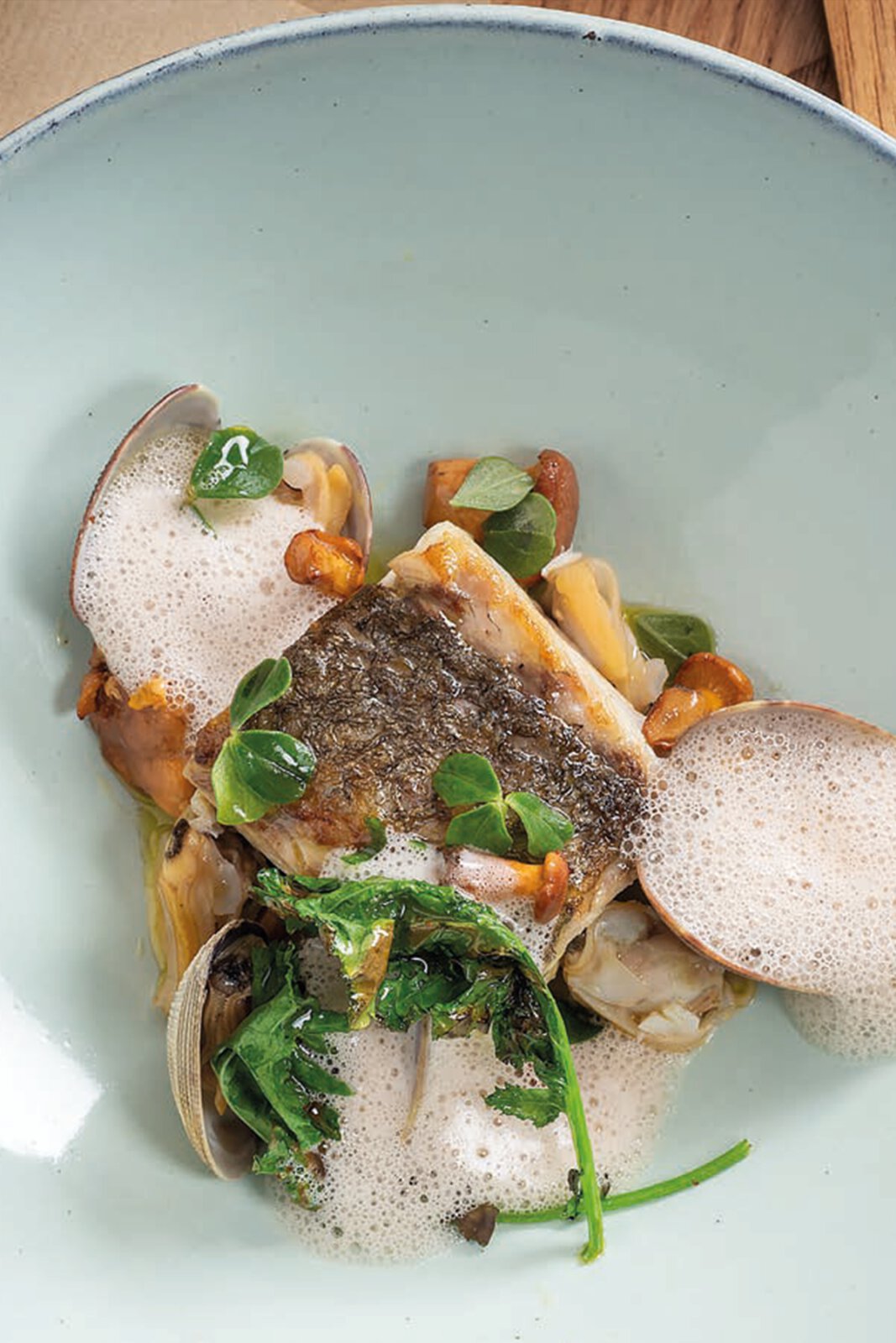 Maigre à la plancha, girolles et citronnelle