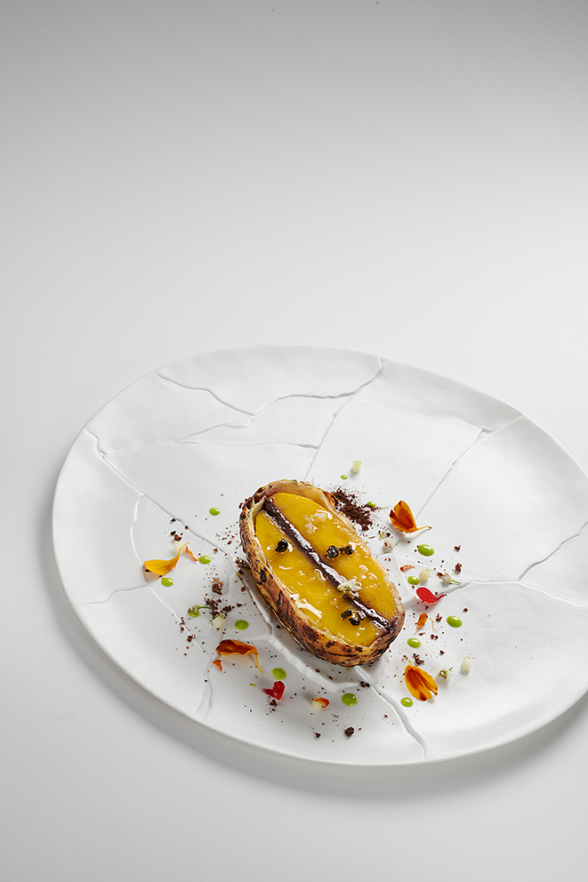 Mangue rôtie en croûte de lait, olives déshydratées et cacao amer
