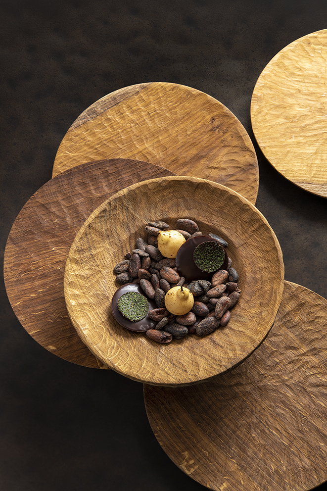 Mignardises poire gentiane et palet chocolat herbes