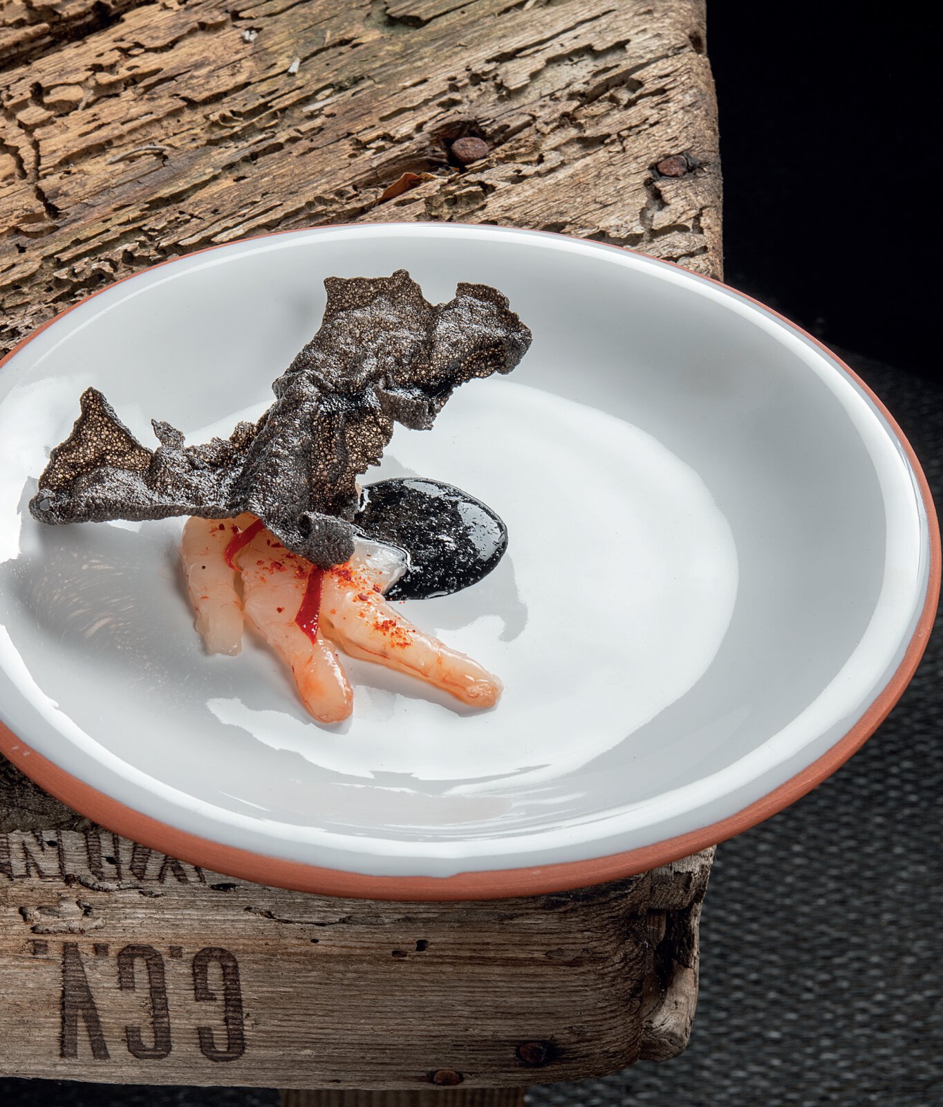 Crevettes, sauce et chips à l’encre de seiche, poivron