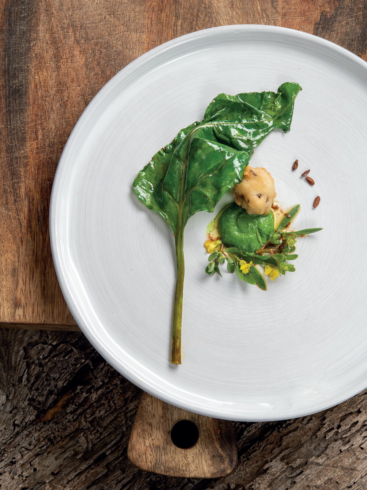 Huîtres en tempura, vinaigrette, crème de feuilles de betterave