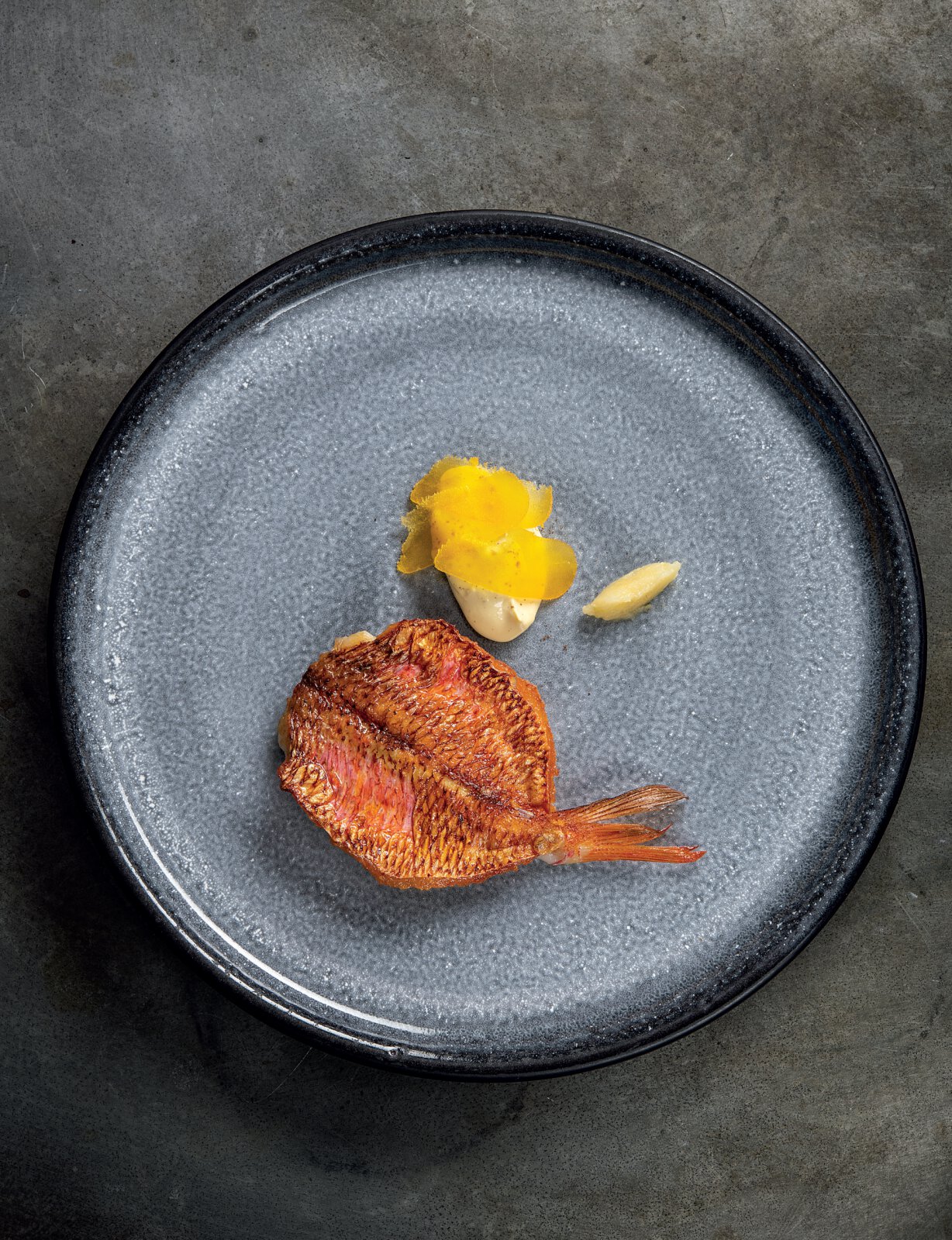 Rouget, crème de poutargue, condiment citron