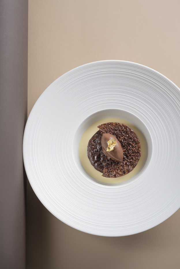 « Tarte » chocolat amer servie moelleuse, sauce faite d’une décoction de café et son sorbet cacao, tuile au grué de cacao