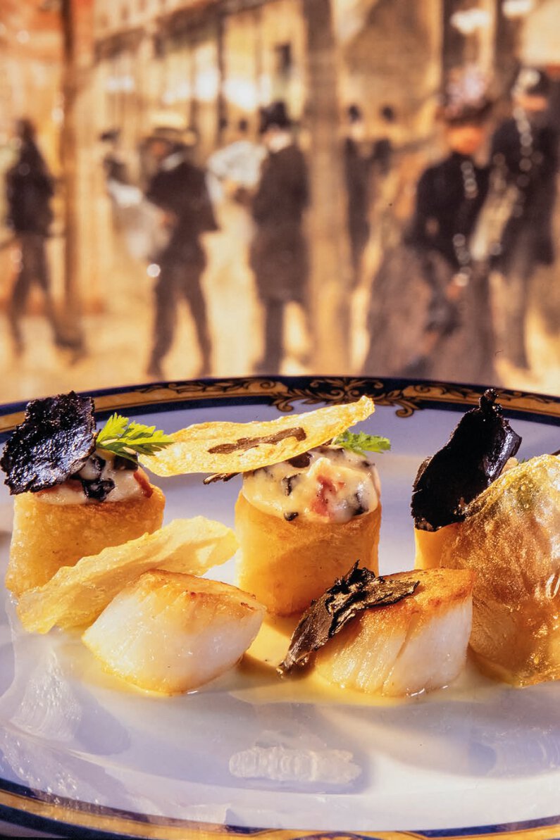 Noix de coquilles saint-jacques rôties, pommes charlotte moelleuses et croustillantes à la crème de lard truffée