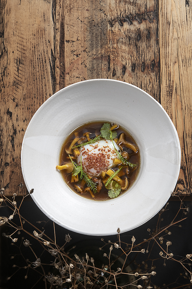 Chanterelles d’automne, œuf poché, bouillon gras de poule